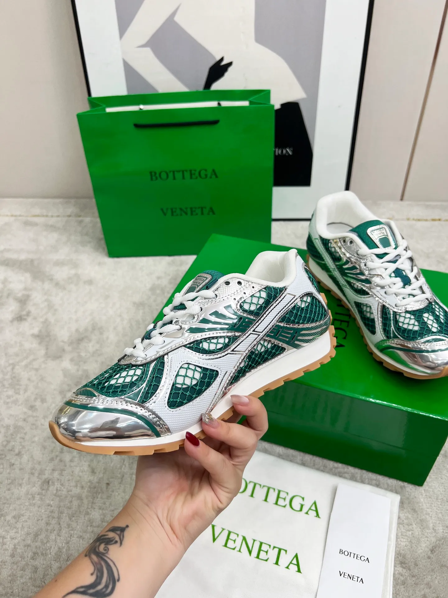 P540. Top version (couples model) Bottega Veneta Bottega Veneta 23ss autumn and winter show BV Orbit sneakers Wang Yibo's same style couples casual shoes dad shoes! Runner sneakers! Original purchase and development!  Made of original lightweight technical mesh fabric, the same as the original version! The process is complicated!  Paired with a rubber outsole designed with a geometric pattern, the high version of the Wang Zha series is actually much taller, but the legs still look slim. Very nice. Durable and playable, standard and version-matching shoe package technology, look for high-end versions. The original outsole is exclusively molded, and the color-blocked TPU outsole is used. The material and weight are the same as the original!  Size: #Female 35-41 (40 and 41 customized sizes are non-refundable) Male 39-45 (45 size customized are non-returnable and exchangeable)